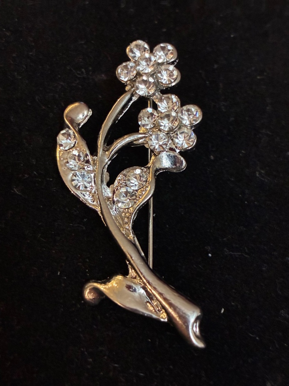 VINTAGE EUC FLOWER BROOCH SILVER TONE W/ RHINESTONES - Picture 2 of 6